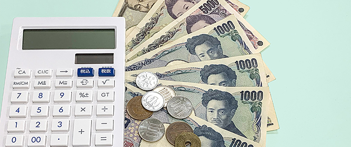 お金と計算機で残代金を計算するイメージ画像